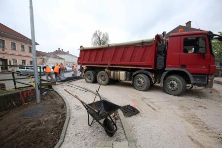 ASFALTIRANJE LJUBLJANSKE CESTE RAKEK 01 FOTO LJUBO VUKELIČ